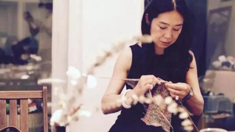 她43岁离开央视学编织，找到了真正的热爱